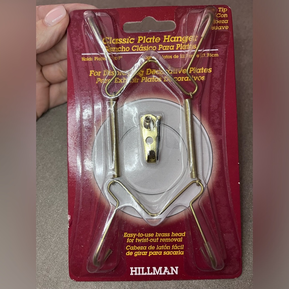 Set of 4 Hellman Classic Plate Hangers, never opened